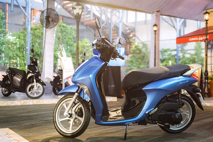 Janus được trang bị động cơ Blue Core, 4 thì, SOHC, làm mát bằng gió, dung tích 125 cc, công suất cực đại 9,5 mã lực và mô-men xoắn 9,6 Nm, làm mát bằng hệ thống quạt gió chủ động. Yamaha cho biết hệ thống ngắt động cơ thông minh SSS trên Janus sẽ tự động tắt máy khi dừng đèn đỏ 5 giây. Hệ thống đề máy được cải tiến khiến xe khởi động êm hơn.