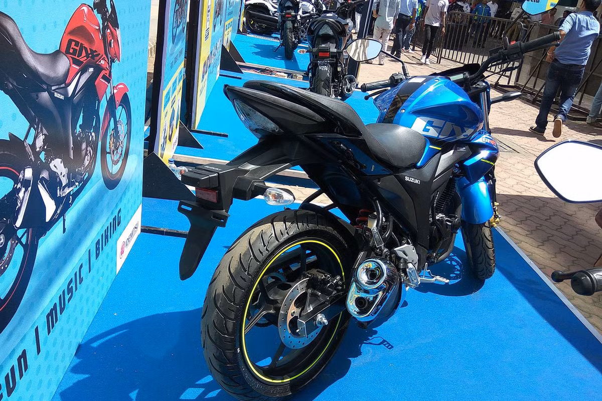 Tại thị trường Ấn Độ, Suzuki Gixxer SF ABS phiên bản dùng bộ chế hòa khí có giá 95.499 Rupee (khoảng 33,8 triệu đồng). Còn trên phiên bản Suzuki Gixxer SF ABS FI có giá 99.312 Rupee (khoảng 35 triệu đồng).