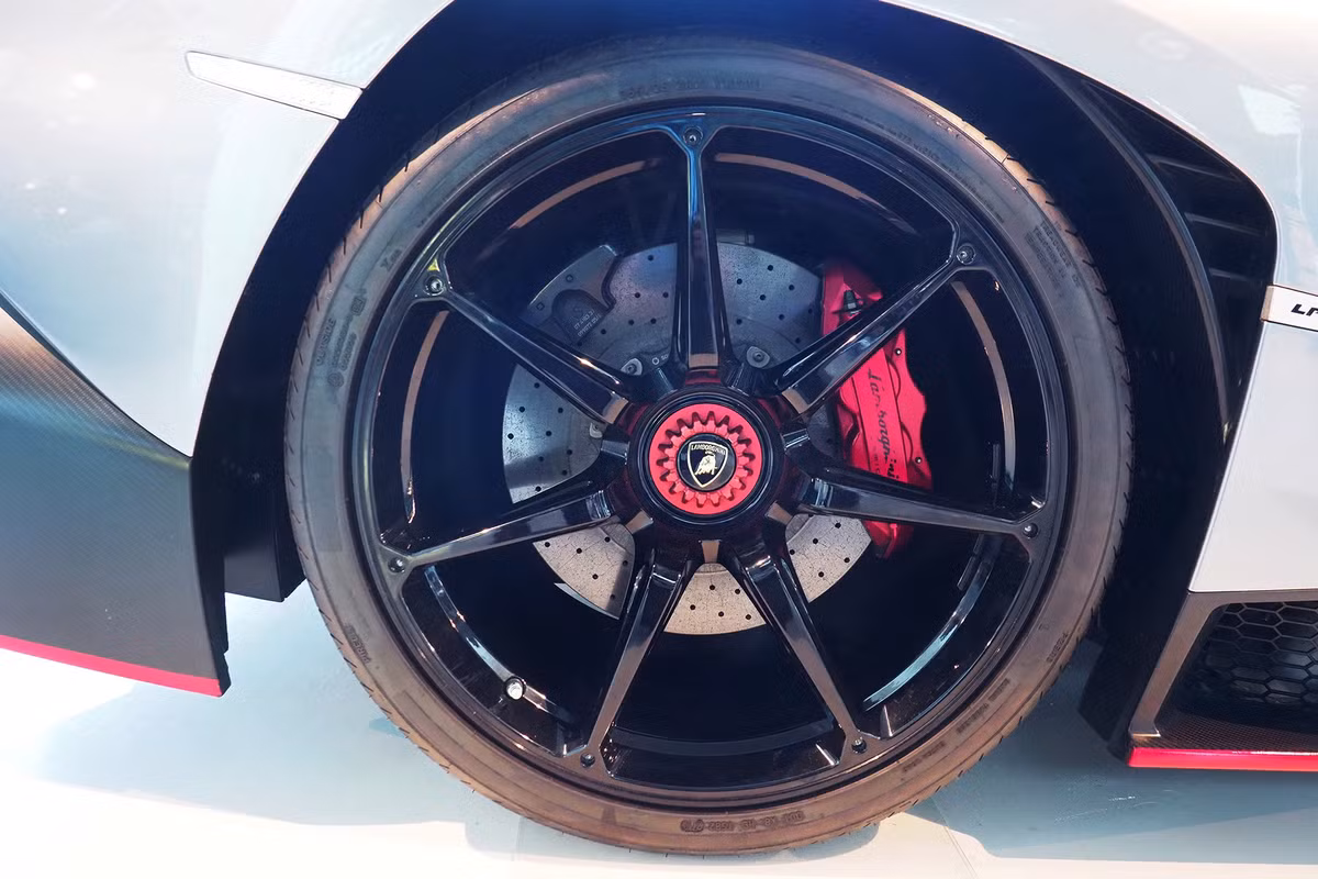 ... có hình dáng giống với các bộ máy của dòng sản phẩm Aventador S engine. Đặc biệt là phần bánh xe.