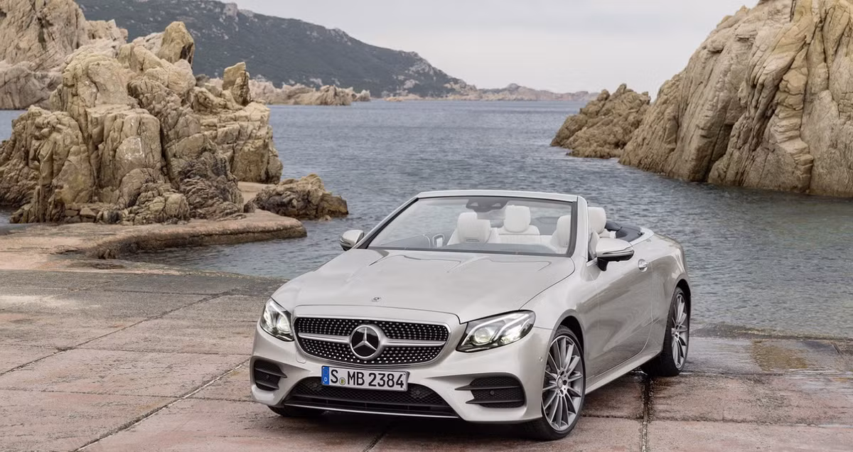 Mercedes-Benz luôn có mặt tại các triển lãm xe tại Việt Nam. Tại VIMS 2017, hãng chính thức ra mắt Mercedes-Benz C200 Cabriolet có giá 2,8 tỷ. Xe được thiết kế mui trần "quyến rũ". Cùng với đó là khối động cơ i4 2.0L sản sinh công suất tối đa 184 mã lực, mô-men xoắn cực đại 300 Nm, đi kèm với hộp số tự động 9 cấp 9G-Tronic, dẫn động cầu sau.