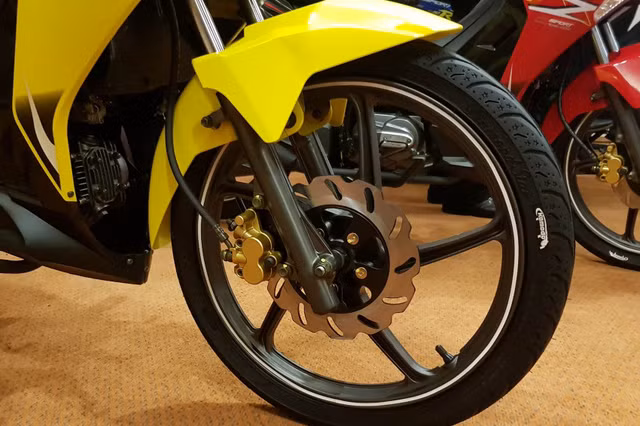Bộ vành dạng khuôn đúc, sử dụng phanh đĩa có đường kính 220 mm trên bánh trước và phanh tang trống đằng sau. Ngoài ra, SM Sport 110R 2017 còn được trang bị vành đúc và lốp không săm 17 inch phía trước.
