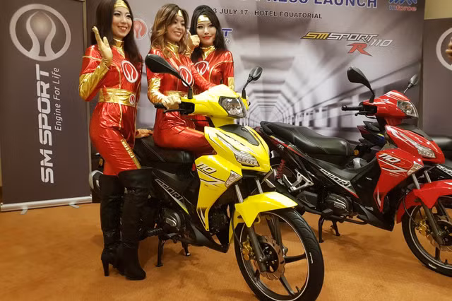 Tại thị trường Malaysia, phân khúc xe số tự động vừa ghi nhận thêm một cái tên mới là hãng SM Force. Gia nhập thị trường đầy tiềm năng này, hãng xe máy nội địa SM Force tại Malaysia đã giới thiệu tới các khách hàng tại đây chiếc xe máy SM Sport 110R 2017 hoàn toàn mới.