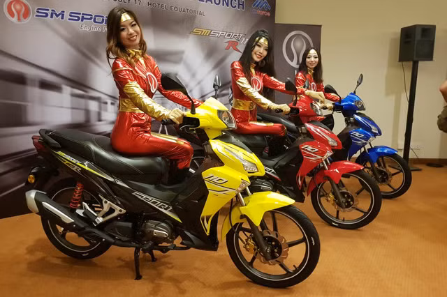 Tại thị trường Malaysia, SM Sport 110R 2017 có 3 tùy chọn màu sơn là xanh dương, vàng và đỏ, hiện có giá khởi điểm từ 4.015 RM (tương đương 21,3 triệu đồng).