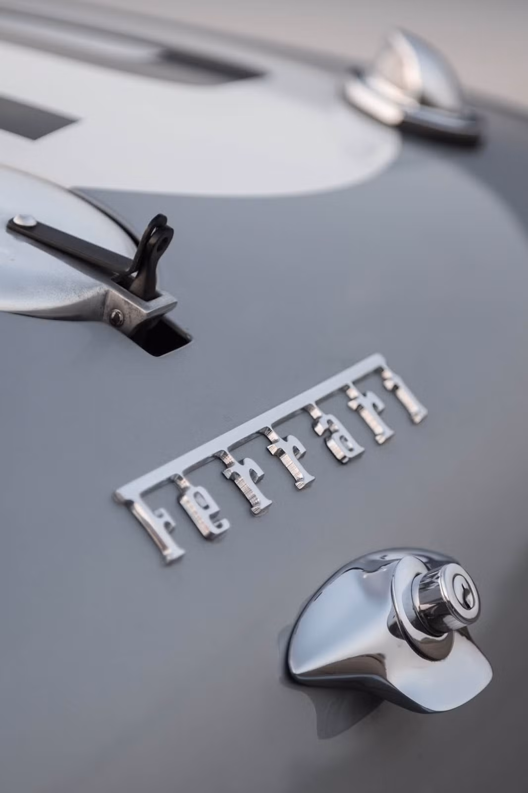 Logo Ferrari in nổi bật bằng nhôm sang chảnh.