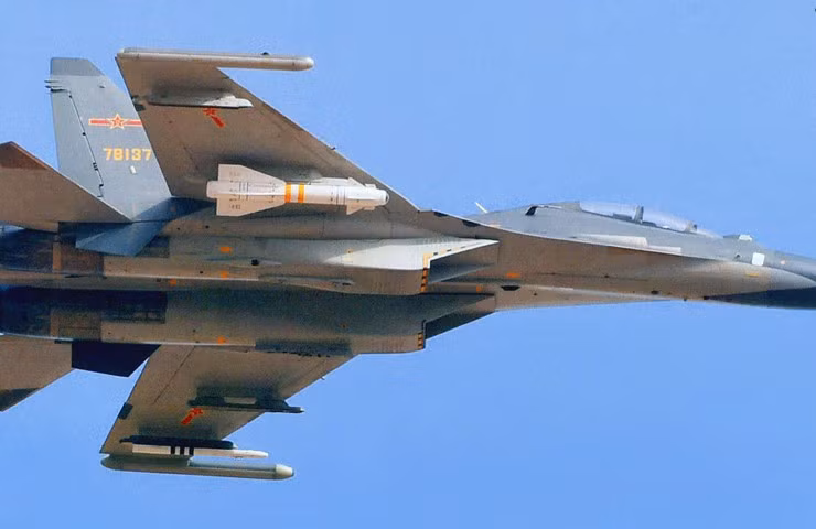 Su-30MKK là tiêm kích đa nhiệm xương sống của Không quân Trung Quốc. Còn F-15J là loại máy bay tiêm kích chặn đánh được hãng Mitsubishi Heavy Industries sản xuất theo giấy phép của Mỹ. Nó được trang bị hai động cơ phản lực hai luồng có chế độ đốt tăng lực Pratt &amp; Whitney F-110-100 ( hoặc 200) cho vận tốc cực đại nhỉnh hơn so với Su-30MKK (2.660km/h so với 2.120km/h), trần bay cao hơn Su-30 (20.000m so với 17.300m). Nếu xét về khả năng cơ động thì Su-30 của Trung Quốc nhỉnh hơn, Su-30 chiếm ưu thế về khả năng tăng tốc đoạn ngắn va leo độ cao giúp nhanh chóng tiếp cận/thoát ly khu vực tác chiến và truy đuổi địch, còn F-15J có tốc độ bay và trần bay cao hơn. Mắt thần Hệ thống điện tử của máy bay Mỹ rõ ràng là hiện đại và ưu việt hơn hẳn so với Nga và Trung Quốc, trong không chiến thì radar là yếu tố quyết định thắng bại. Radar APG-63 (V1) của F-15J cùng lúc có thể phát hiện và theo dõi 14 mục tiêu và tấn công đồng loạt 6 mục tiêu. Trong khi đó về phần Su-30MKK, rất khó để xác định được chiếc Su-30MKK đụng độ với F-15J hôm 17/6 mang loại radar nào. Vì số Su-30MKK mà Trung Quốc sở hữu sử dụng cùng lúc 3 loại radar khác nhau. Theo đó, 20 chiếc đầu tiên dùng N001VEP theo dõi đồng thời 10 mục tiêu, và tiêu diệt 4 mục tiêu trên không. Từ chiếc 21 trở đi sử dụng Zhuk-MS theo dõi tới 20 mục tiêu cùng lúc nhưng vẫn chỉ hạ được 4 mục tiêu. Một số chiếc cuối cùng trang bị Zhuk-MSE có cùng tính năng không chiến với Zhuk-MS.