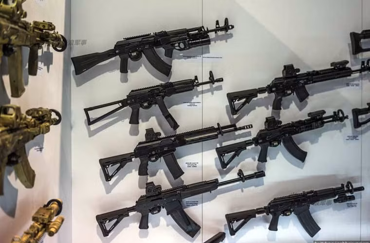 Gian trưng bày vũ khí của Tập đoàn Kalashnikov - nơi sản sinh ra các loại súng trường, súng máy hiện đại của Quân đội Nga. Tại IDEX năm nay, Kalashnikov mang tới các seri súng trường AK-100, súng shotgun KS-K 18,5mm...