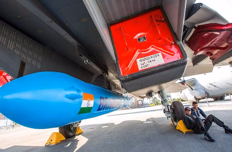 Mô hình kích thước thật đạn tên lửa hành trình BrahMos-A phóng từ trên không treo dưới bụng tiêm kích đa năng Su-30MKI của Không quân Ấn Độ.