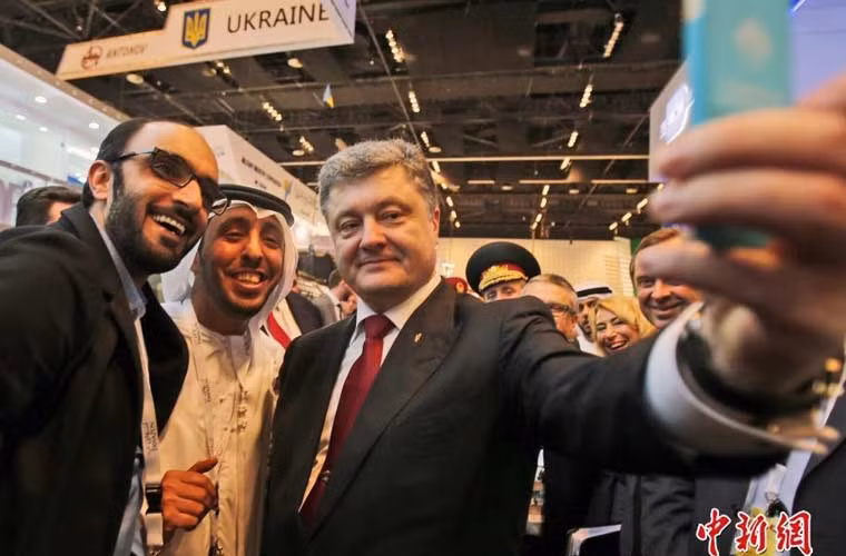 Tổng thống Ukraine chụp ảnh tự sướng cùng các quan chức Ả Rập tại triển lãm IDEX 2015 ở Abu Dhabi, UAE.