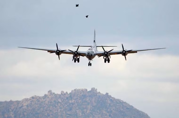 Pháo đài bay B-29 Superfortress nổi danh trong Chiến tranh Thế giới thứ 2 đang hạ cánh xuống sân bay Deer Valley, Phoenix ngày 23/2. Ngày nay, B-29 không còn được sử dụng trong Không quân Mỹ, nhưng một số chiếc được trưng dụng làm dịch vụ bay du lịch.