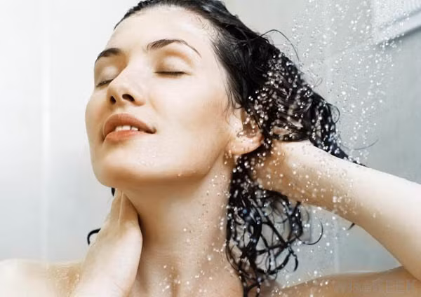 Loại dung dịch xịt này sẽ giúp tóc vào nếp như ý muốn mà không hề làm khô tóc. Ảnh: bansuaongchua.