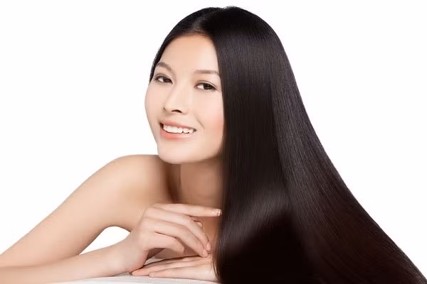 Ngoài ra, bạn cũng có thể tự chế một loại muối biển để xịt vào tóc gồm 1 muỗng cà phê muối biển và 1 muỗng dầu dừa, pha với nước trong một chai xịt nhỏ. Ảnh: depplus.