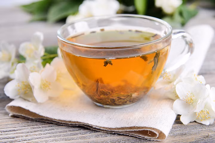 Trà hoa nhài còn rất tốt cho sức khỏe răng miệng, chống hôi miệng do polyphenol trong trà hoa nhài có thể giúp trung hòa các vi khuẩn hình thành mảng bám như Streptococcus mutans. Ảnh: momjunction.