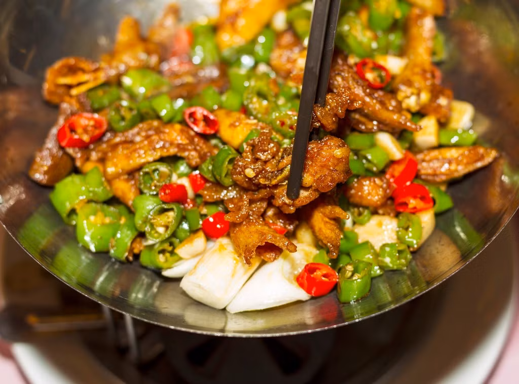 Ăn một loại thực phẩm cay sẽ khiến bạn ra mồ hôi - một cách tự nhiên để làm mát cơ thể. Tuy nhiên, việc đổ mồ hôi có thể dẫn đến mất nước, do đó hãy đảm bảo bạn sẽ uống đủ nhiều nước trong suốt cả ngày. Ảnh: trangtinbenhtri.