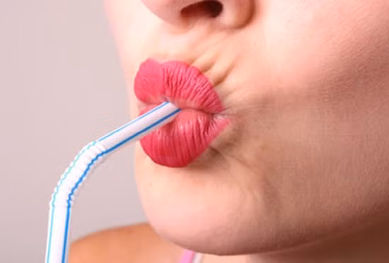 Bên cạnh đó, trong 3 ngày đầu tiên sau khi phun môi, bạn nên ăn các món ăn mềm hoặc cháo, tránh xa các món cay nóng hay dễ gây dị ứng như hải sản, xôi nếp, thịt gà, rau muống. Ảnh: thammymisstram.