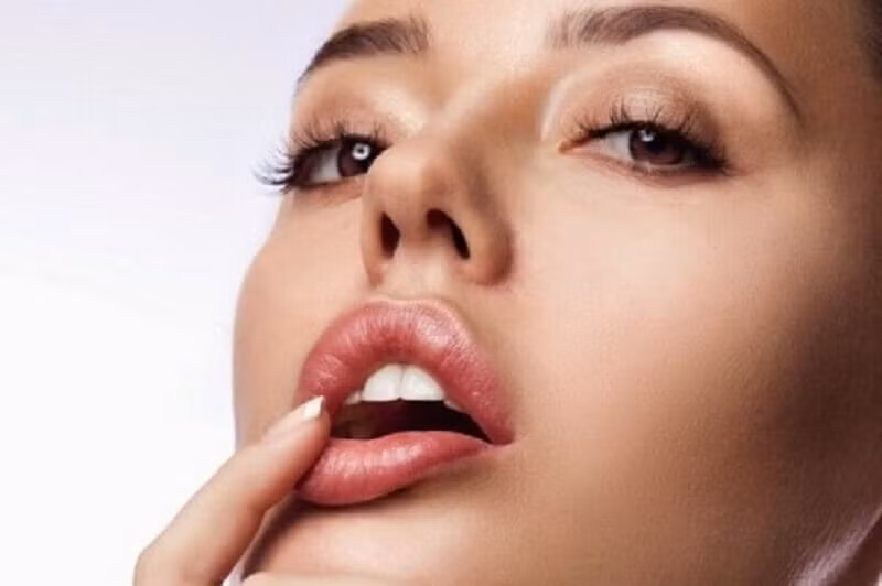 Các loại đồ uống có chất kích thích như cafe, rượu, bia,...bạn cũng nên kiêng triệt để để không làm ảnh hưởng đến vùng phun xăm môi. Ảnh: resolutebay.