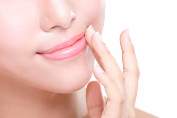 Để chăm sóc sau khi phun môi, bạn nên vệ sinh thật cẩn thận và kỹ lưỡng hàng ngày để đảm bảo đôi môi không bị khô nẻ hay viêm nhiễm. Ảnh: smartbeauty.