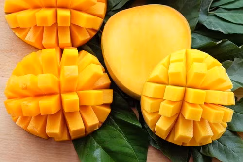 Trong khi đó, xoài được mệnh danh là “vua của các loại trái cây mùa hè”. Ảnh: hellobacsi.