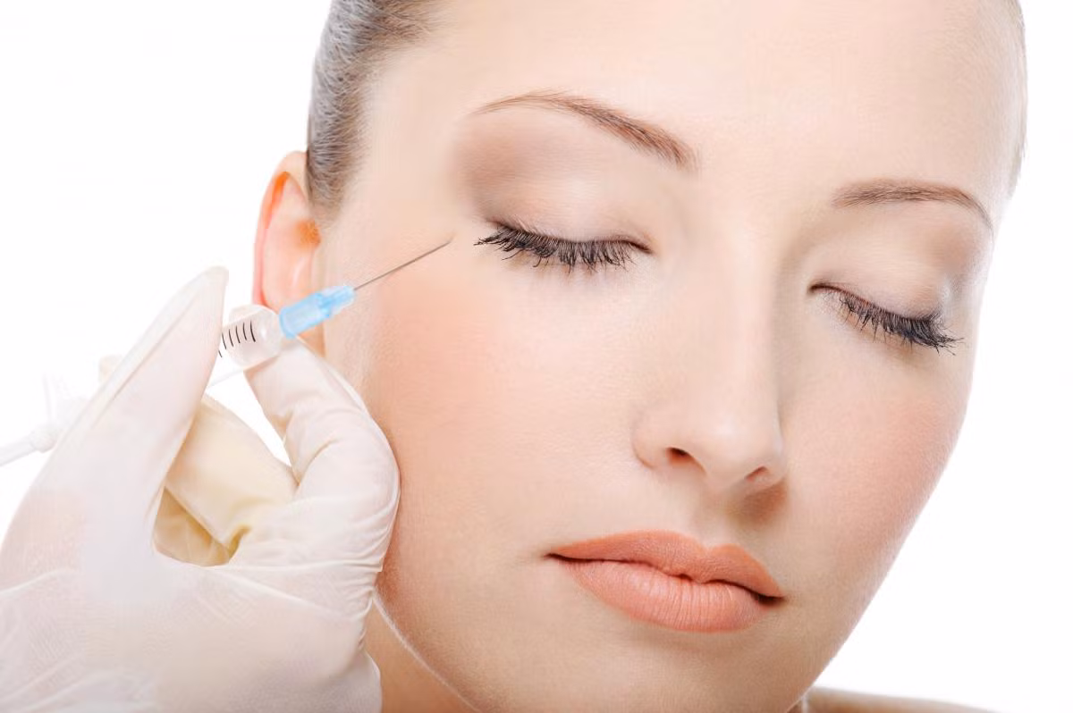 Botox là loại dung dịch được điều chế từ độc tố của một loại vi khuẩn mang tên Botulinum. Ảnh: elle.
