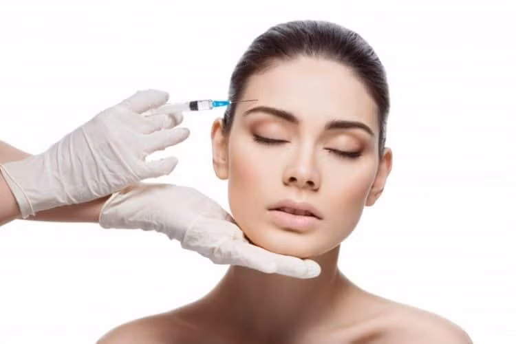 Trong phẫu thuật thẩm mỹ, botox được xử lý, vô trùng, làm loãng và tiêm vào một số cơ nhỏ trên mặt để làm tê liệt hoặc làm suy yếu hoạt động của các cơ này. Ảnh: hellobacsi.