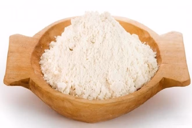 Sau khi trộn 2 muỗng cà phê bột gạo với 3 muỗng sữa tươi không đường, bạn sẽ được hỗn hợp sền sệt. Lúc này, bạn chỉ cần thoa đều hỗn hợp này lên mặt và massage nhẹ nhàng trong khoảng 20 phút trước khi rửa lại với nước sạch. Ảnh: yeutre.