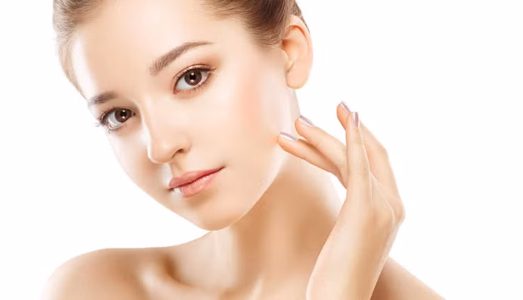 Dù đi du lịch dài ngày hay ngắn ngày thì bạn cũng nên mang theo các sản phẩm chăm sóc da đầy đủ để sử dụng. Ảnh: kynguyenlamdep.