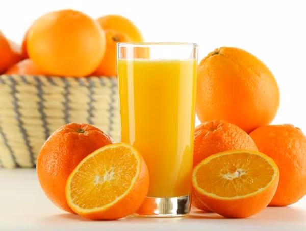 Hoặc thậm chí tốt hơn, người tiểu đường nên ăn cả quả cam thay vì ép lấy nước uống để dung nạp được cả chất xơ và chất chống oxy hóa. Ảnh: cachlammonngon.