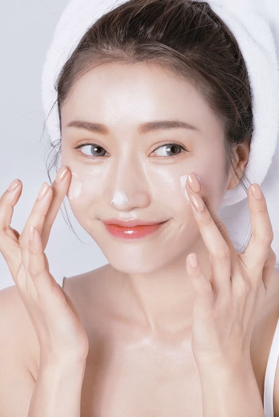 Bên cạnh đó, bạn có thể tăng cường sức khỏe và độ ẩm cho da bằng các loại mặt nạ từ thiên nhiên như cà chua, chanh….Ảnh: dep365.