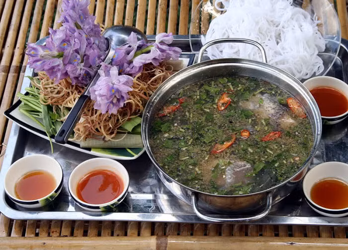 Vị chua rất thanh và dịu chính là hương vị đặc trưng của đặc sản lẩu bần Phù Sa. Ảnh: yong.