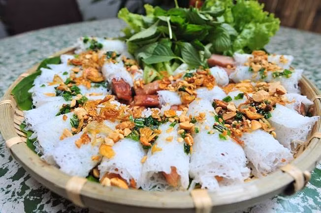 Bánh hỏi An Nhất được làm từ loại gạo thơm địa phương kết hợp cùng với bí quyết pha chế bột truyền thống cũng là đặc sản không thể bỏ qua khi đến Vũng Tàu. Ảnh: vntrip.