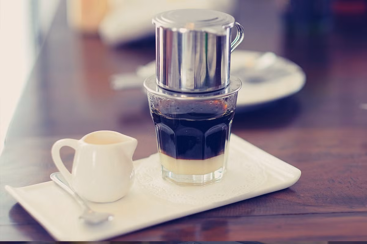 Nếu cảm thấy khát, bạn cũng không nên tìm đến cà phê - một trong những thứ đồ uống được yêu thích nhất thế giới. Ảnh: tnicorporation.