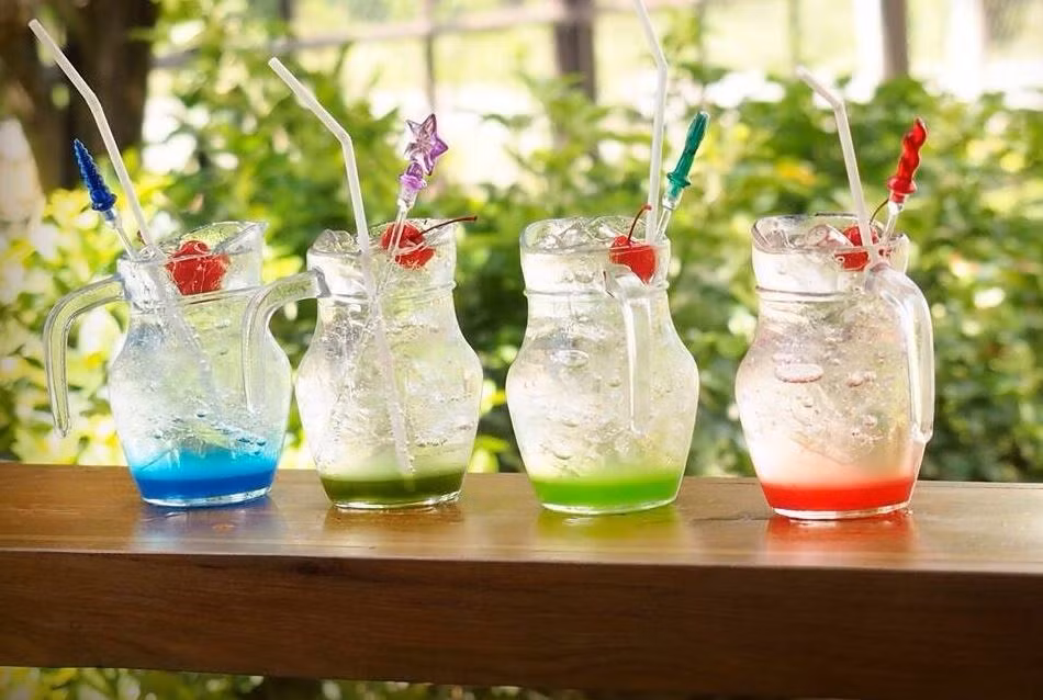 Uống quá nhiều soda để giải khát có thể tổn thương sức khỏe răng miệng, bệnh tim, tăng cân và tiểu đường loại II. Ảnh: dvpmarket.