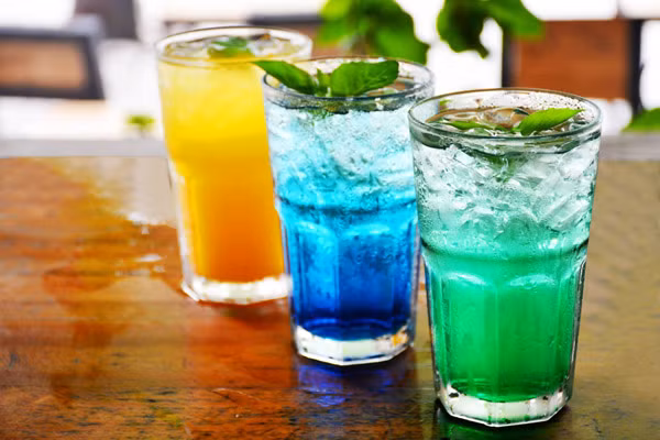 Soda cũng là loại đồ uống bạn không nên lạm dụng trong những ngày nắng nóng mặc dù có có thể giúp bạn có cảm giác đỡ khát hơn. Ảnh: beptruong.