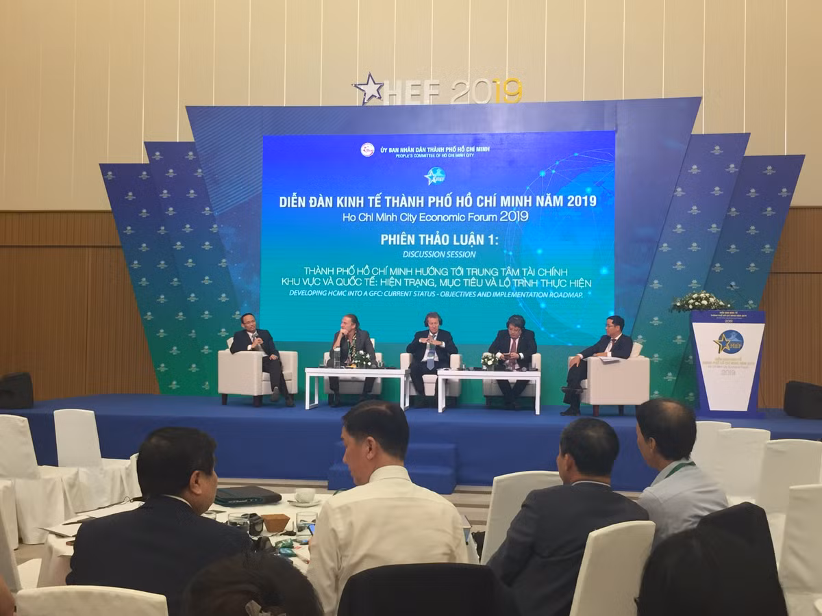 Phát triển TP HCM thành trung tâm tài chính: Hiện tại không khả thi, tương lai "mù mịt" Phat trien TP HCM thanh trung tam tai chinh: Hien tai khong kha thi, tuong lai