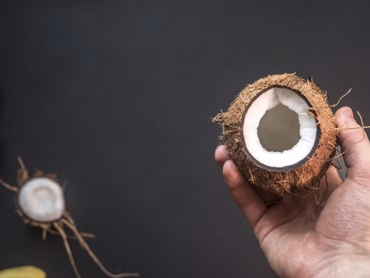 Dừa là một chất béo bão hòa như mỡ thịt, nhưng dầu dừa là một chất béo trung tính rất có lợi cho sức khỏe của bạn.