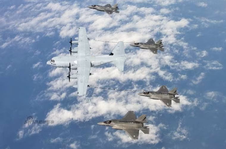 Hai tiêm kích đa năng F-35B của Không quân Thủy quân Lục chiến Mỹ đang “bú sữa” từ máy bay tiếp dầu KC-130.