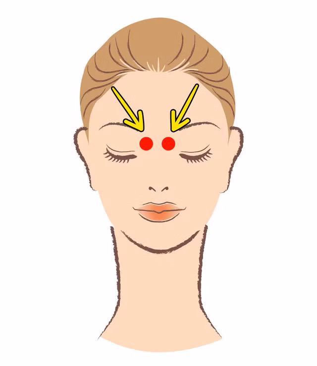 9. Xoa bóp huyệt toản trúc: Huyệt toản trúc nằm đối xứng dưới chân lông mày ở phía trong. Massage khu vực này cũng làm giảm chảy nước mũi và giảm đau đầu. Massage khoảng một phút bằng cách ấn hoặc xoa theo vòng tròn.