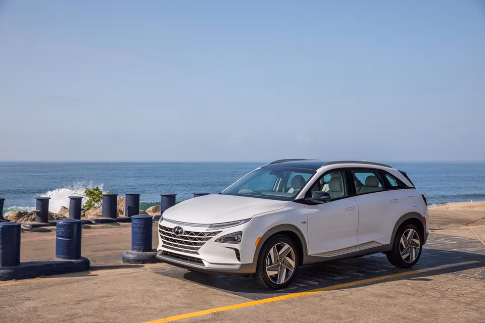  Hyundai đang lên kế hoạch ra mắt mẫu crossover điện Nexo 2019 vào cuối năm nay tại hai đại lý của hãng ở miền nam California (Mỹ). Nexo sẽ là mẫu xe thay thế cho chiếc Tucson FCV (Fuel Cell Vehicle), giữ vị trí đầu bảng trong phân khúc xe xanh của Hyundai.