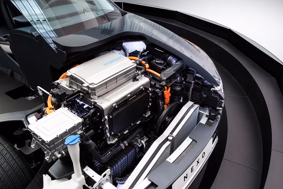 Nhờ nguồn tế bào nhiên liệu (Fuel Cell), động cơ điện trên Hyundai Nexo sản sinh công suất 161 mã lực và mô-men xoắn 394 Nm. Động cơ này giúp xe tăng tốc 0-100 km/h trong 9,5 giây, nhanh hơn 3 giây so với con số 12,5 giây trên Tucson FCV.