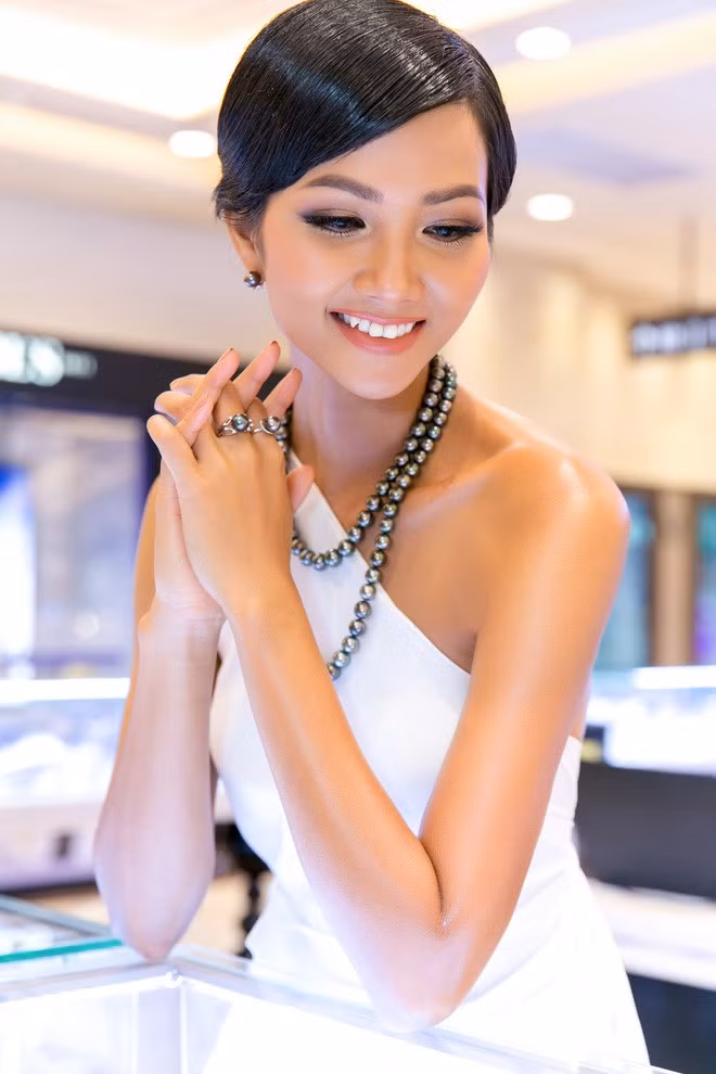 Để mái xéo, vuốt keo dày khiến H'Hen Niê khá chững chạc, nhưng trông cô vẫn luôn tràn đầy năng lượng.