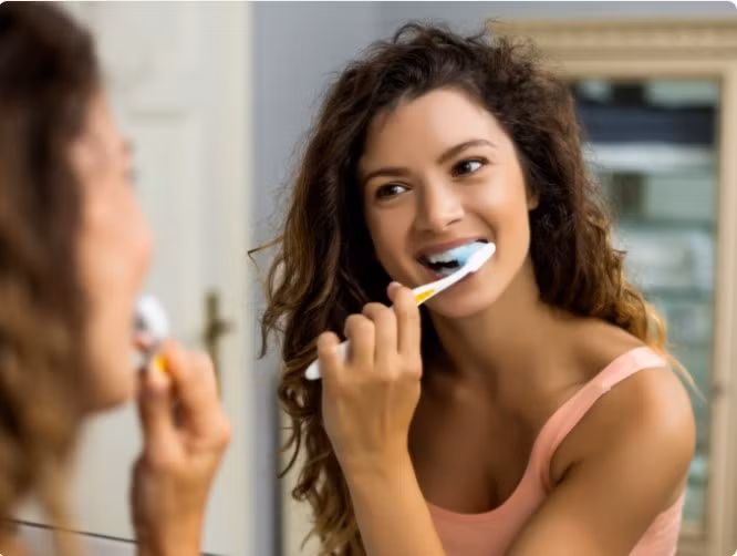 Mặc dù làm theo những gợi ý này có thể mang lại nụ cười trắng sáng hơn nhưng điều quan trọng là bạn phải thực hành vệ sinh răng miệng đúng cách, bao gồm kiểm tra răng miệng định kỳ, dùng chỉ nha khoa và đánh răng. Những phương pháp tự nhiên này có thể cho kết quả dần dần theo thời gian và không hiệu quả ngay lập tức như các phương pháp làm trắng răng chuyên nghiệp. Hãy tham khảo ý kiến nha sĩ trước khi thử các biện pháp điều trị tại nhà, đặc biệt nếu bạn đang có vấn đề về răng miệng.