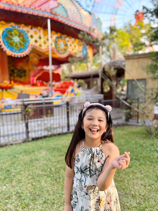 Dù phổng phao và lớn hơn các bạn cùng trang lứa nhưng con gái Jennifer Phạm vẫn giữ được nét ngây thơ đáng yêu gây thiện cảm với khán giả.