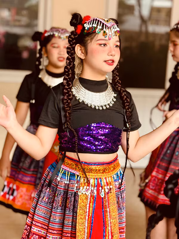 Bước vào tuổi thiếu nữ, con gái Jennifer Phạm đã biết làm điệu và không tồ tệch như trước.