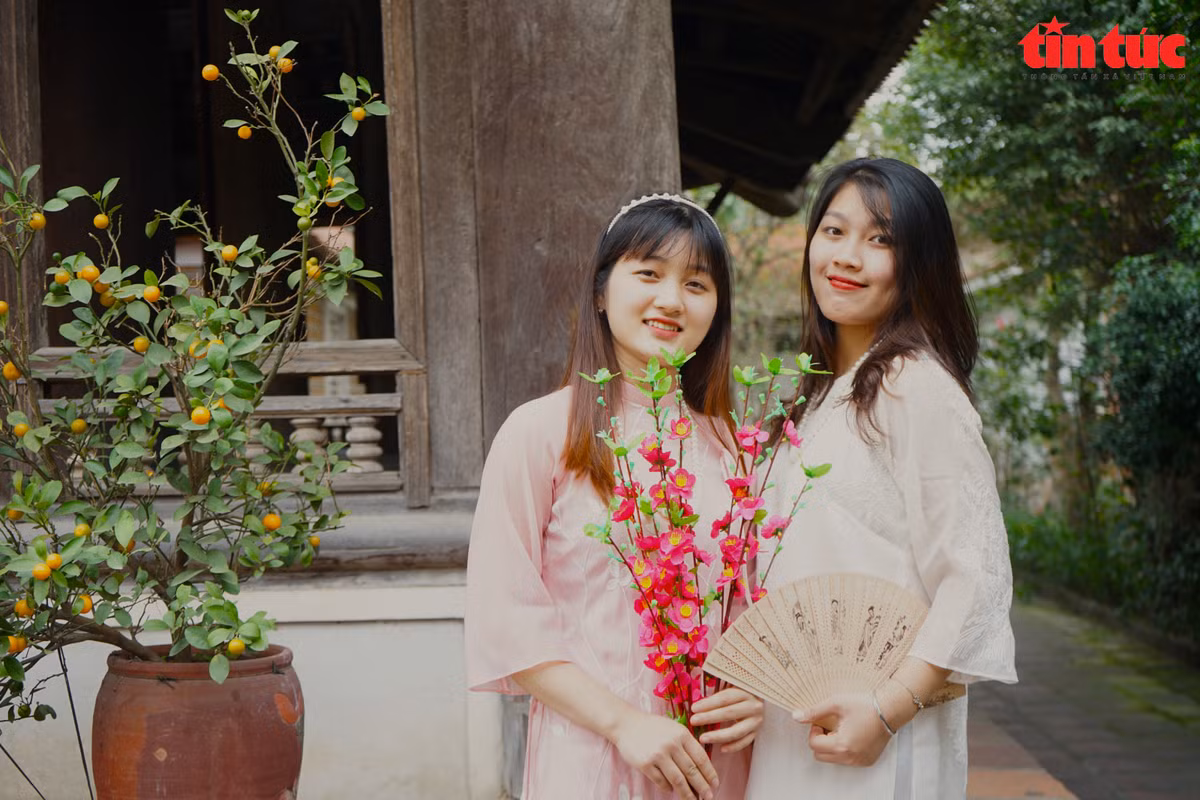 Chị Lê Hương (sinh viên, Hà Nội) tìm về làng cổ vào những ngày cận kề Tết Dương lịch, rất háo hức trước không gian, cảnh vật nơi đây. “Nơi đây có những nét văn hóa cổ xưa với những ngôi nhà vẫn giữ được nét xưa cũ, tạo cảm giác bình yên. Các không gian sáng tạo mới cũng là nơi tăng trải nghiệm cho du khách".
