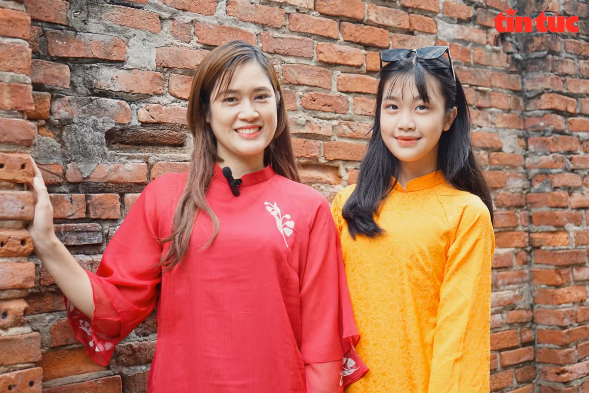 Chị Thanh Thủy cùng cô con gái rạng rỡ trong tà áo dài truyền thống. Chị Thanh Thuỷ chia sẻ: "Chỉ mấy tháng không ghé thăm, làng cổ Đường Lâm hiện tại có nhiều sự thay đổi, nhiều khu sáng tạo được mở thêm, bên cạnh nét cổ kính, xưa cũ vẫn vẹn nguyên".