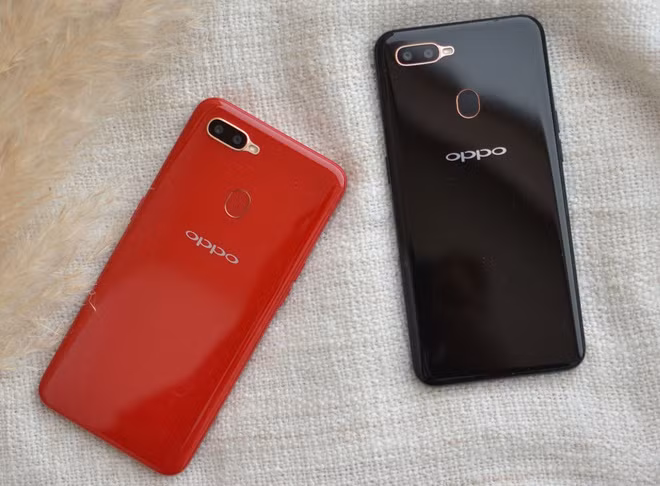 Oppo A5S chính hãng có giá 3,2 triệu đồng. Máy có lợi thế về camera selfie 8 MP, tích hợp nhiều chế độ làm đẹp, AI. Bên cạnh đó model này còn sở hữu camera kép 13 MP và 2 MP. Viên pin của máy có dung lượng 4.230 mAh. Thiết bị dùng chip MediaTek Helio P35, RAM 3 GB và bộ nhớ 32 GB. Ảnh: Gadget.