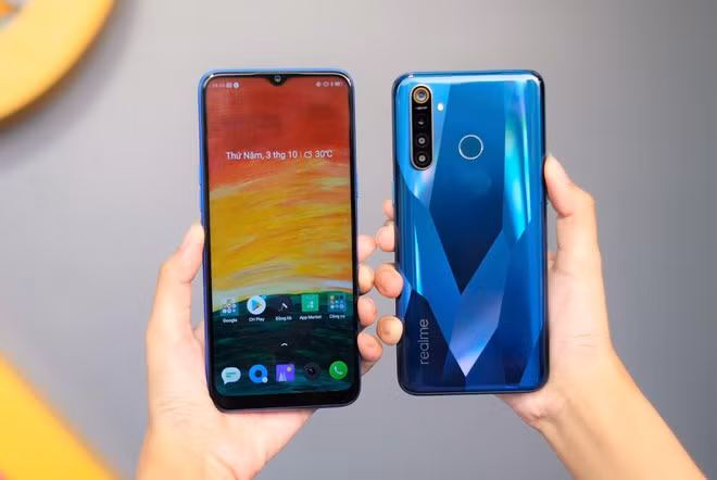 Realme 5 chính hãng đang được chào bán với giá 3,2 triệu đồng cho bản RAM 3 GB và bộ nhớ 64 GB. Thiết bị sở hữu màn hình hình 6,5 inch HD+, phần notch khá nhỏ chứa camera selfie 13 MP. Điểm nổi bật của smartphone giá rẻ này đến từ viên pin có dung lượng 5.000 mAh. Bên cạnh đó, máy được trang bị 4 camera sau bao gồm 12 MP, 8 MP, 2 MP và 2 MP.