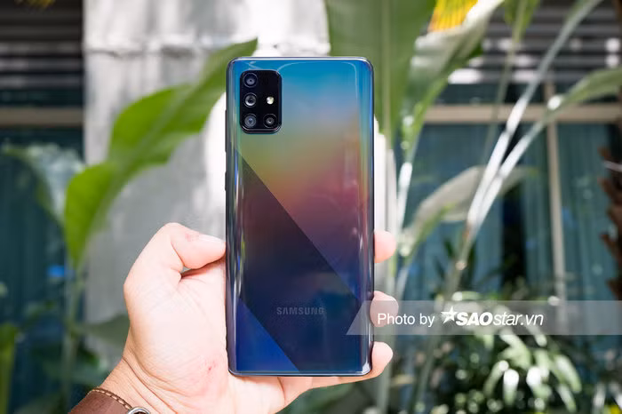 Ở mặt lưng, người dùng có mặt lưng chuyển sắc với các hoạ tiết vân sọc và mặt cắt kim cương khá thú vị. Phiên bản chúng tôi đang thực hiện trên tay có thân máy màu xanh. Samsung Galaxy A71 còn có thêm phiên bản màu xám và màu đen.