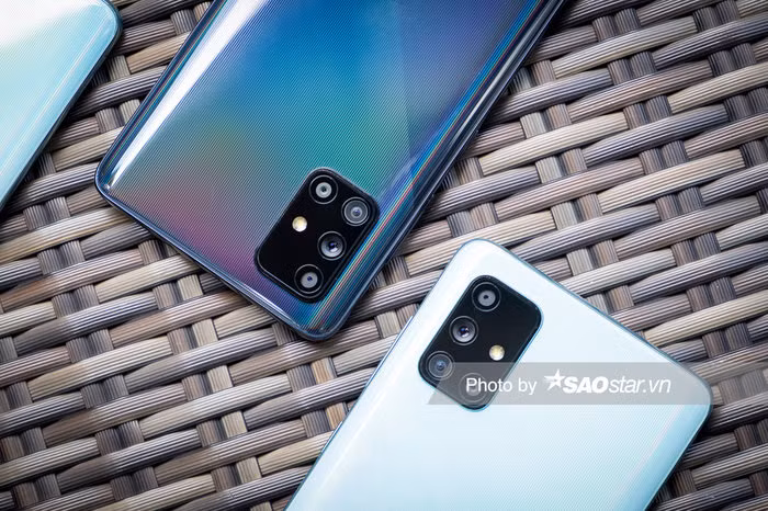 Samsung Galaxy A71 được trang bị chip xử lý Qualcomm Snapdragon 730, RAM 8 GB và bộ nhớ trong 128 GB, có thể mở rộng thêm tối đa 512 GB qua khe cắm thẻ nhớ microSD. Chiếc điện thoại này bên cạnh đó cũng có pin 4.500 mAh hỗ trợ công nghệ sạc nhanh.