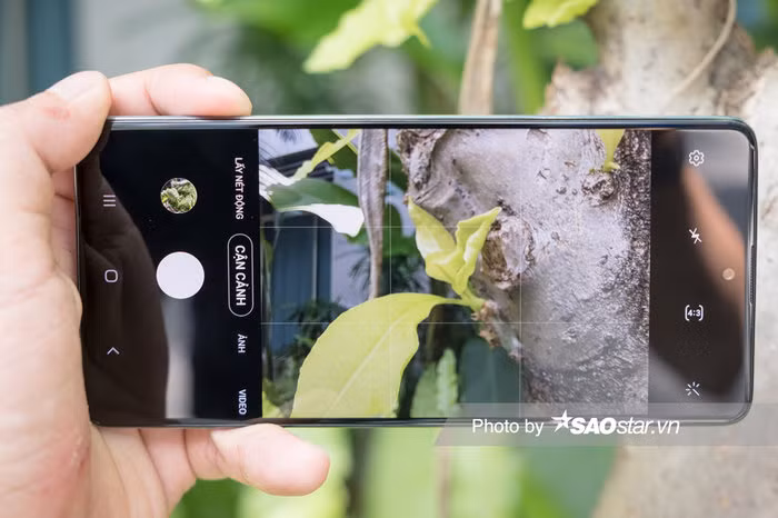Tính năng chụp cận cảnh cũng là một tính năng ít smartphone hiện tại sở hữu. Nó được thiết kế để camera lấy nét tốt nhất trong khoảng từ 3 – 5 cm. Từ đó tạo ra những tấm hình chụp ở những góc độ trước đó khó chụp được bằng các thiết bị di động.