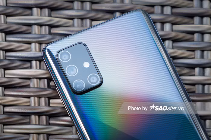 Bốn camera sau trên Samsung Galaxy A71 được bố trí trong một cụm hình chữ nhật có độ lồi lên nhẹ. Cụm camera này nằm ở góc trên bên trái màn mặt lưng. Nó bao gồm camera Macro chụp cận cảnh 5 MP (f/2.4), camera chính 64 MP (f/1.8), camera góc siêu rộng 123 độ 12 MP (f/2.2) và camera đo độ sâu trường ảnh 5 MP (f/2.2).